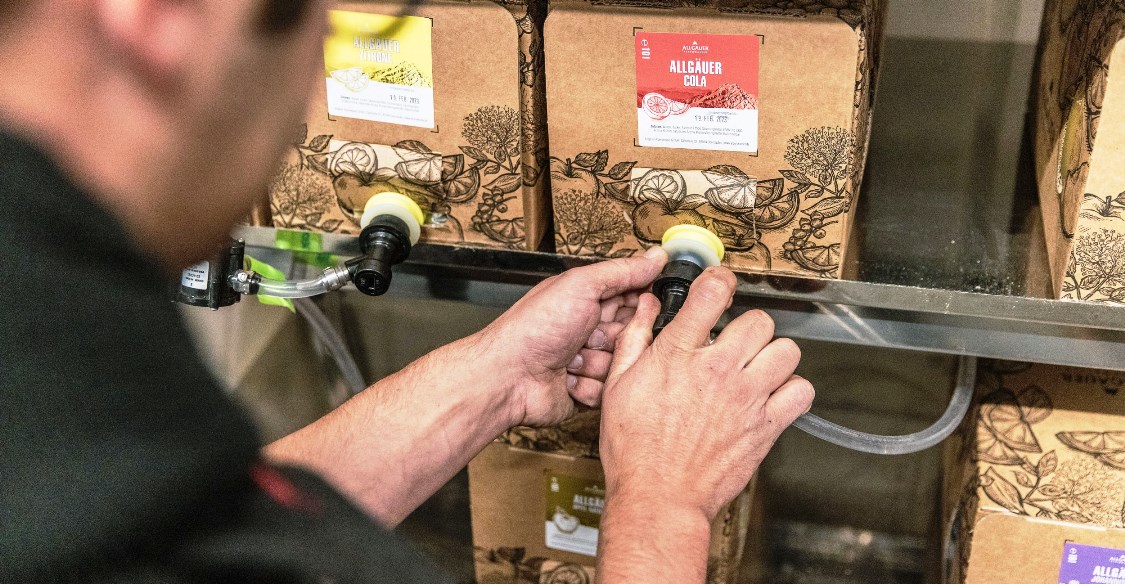 Milieubild Postmix; Postmix Anlage in Verwendung im Waltenbergerhaus, mit Säften von Allgäuer Alpenwasser